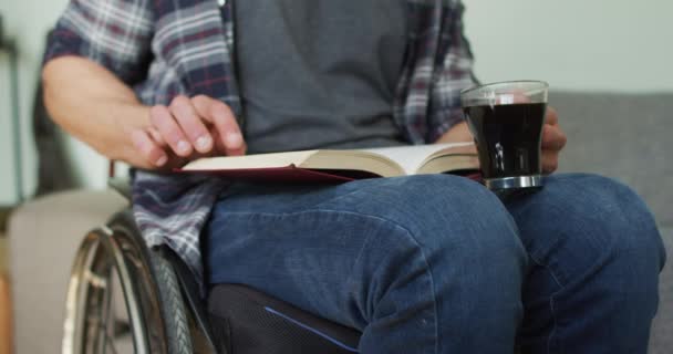 Midsectie Van Een Blanke Gehandicapte Man Een Rolstoel Die Boek — Stockvideo