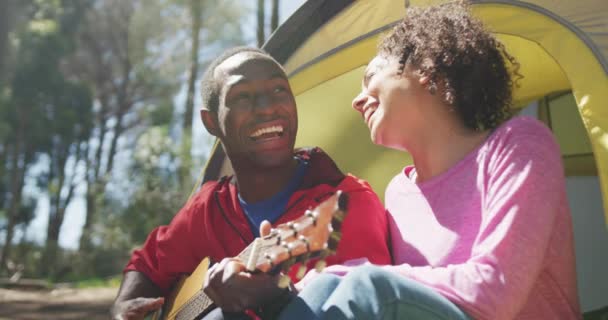 Çadırda Oturan Kırsalda Gitar Çalan Gülümseyen Çift Sağlıklı Aktif Yaşam — Stok video