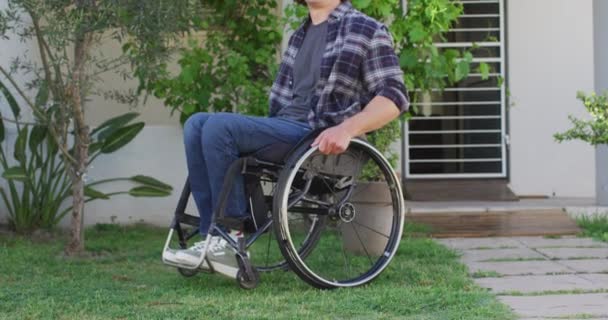 Portræt Smilende Hvid Handicappet Mand Kørestol Kigger Kameraet Indenlandsk Livsstil – Stock-video