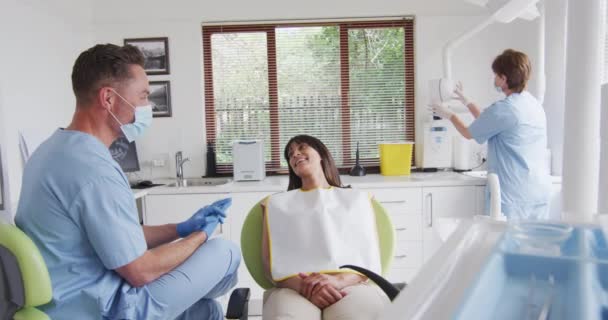 Kavkazský Zubař Obličejovou Maskou Připravuje Usmívající Pacientku Moderní Zubní Klinice — Stock video