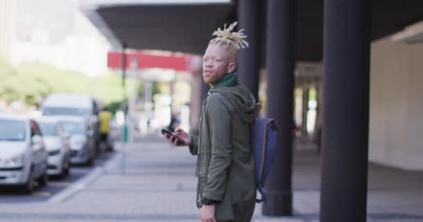 Gedachte Albino Afrikaanse Amerikaanse Man Met Dreadlocks Lopen Straat Met — Stockvideo