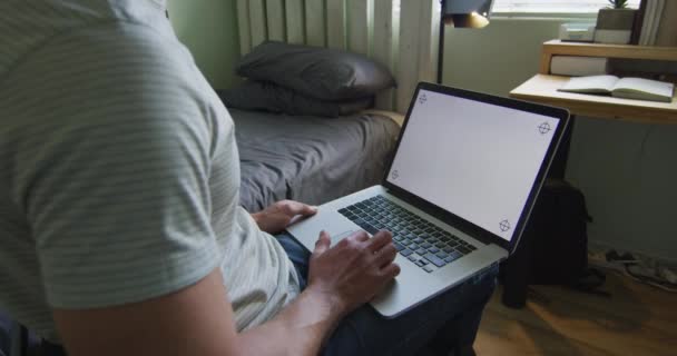 Çenesini Yatak Odasında Tutan Beyaz Bir Adam Dizüstü Bilgisayar Kullanıyor — Stok video