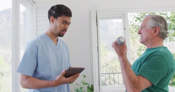 Αρσενικό Θεραπευτή Tablet Μιλάμε Ανώτερος Άνθρωπος Άσκηση Στο Γηροκομείο Υγειονομική — Αρχείο Βίντεο