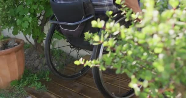 Белый Инвалид Инвалидной Коляске Входит Дверь Своего Дома Домашний Образ — стоковое видео