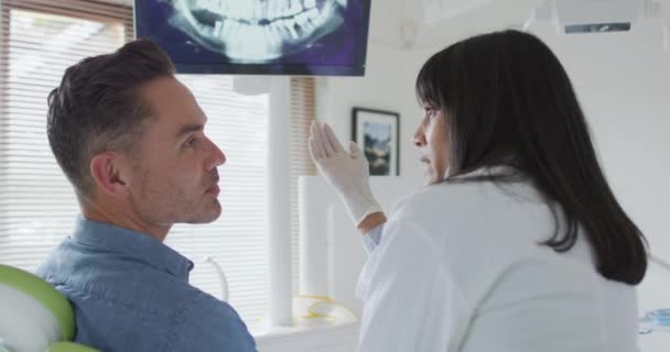 Dwurasowy Dentysta Masce Przygotowujący Pacjenta Nowoczesnej Klinice Stomatologicznej Opieka Zdrowotna — Wideo stockowe