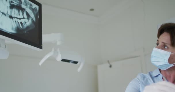 Infirmière Dentaire Blanche Avec Masque Facial Examinant Les Dents Patient — Video