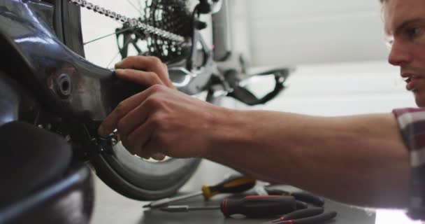 Konzentrierte Kaukasische Mann Reparatur Fahrrad Mit Werkzeugen Der Garage Häuslicher — Stockvideo