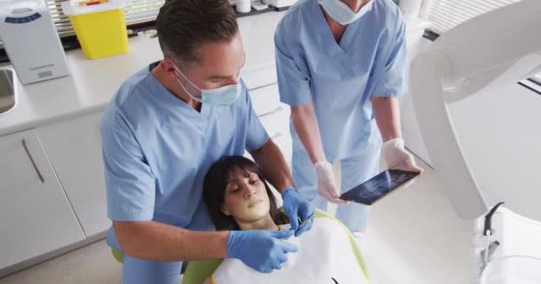 Dentista Masculino Caucasiano Com Máscara Facial Examinando Dentes Paciente Sexo — Vídeo de Stock