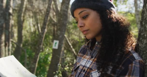 Kırsalda Yürüyüş Yaparken Ormanda Haritayı Kontrol Eden Melez Bir Kadın — Stok video