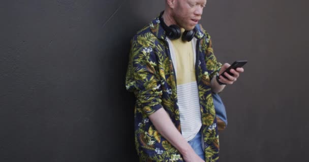 Homem Americano Albino Africano Pensativo Com Dreadlocks Usando Smartphone Nômade — Vídeo de Stock