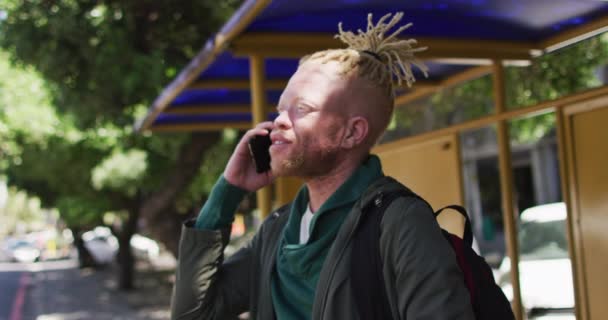 Parkta Rastalı Saçlı Akıllı Telefondan Konuşan Mutlu Albino Afrikalı Amerikalı — Stok video