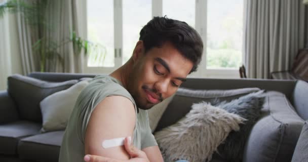 Portrait Jeune Homme Biracial Avec Bandage Sur Bras Assis Maison — Video