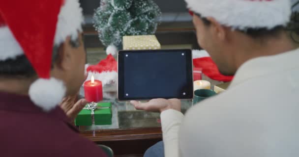 Ojciec Birasowy Syn Wykonujący Świąteczną Rozmowę Wideo Tablecie Pustym Ekranem — Wideo stockowe