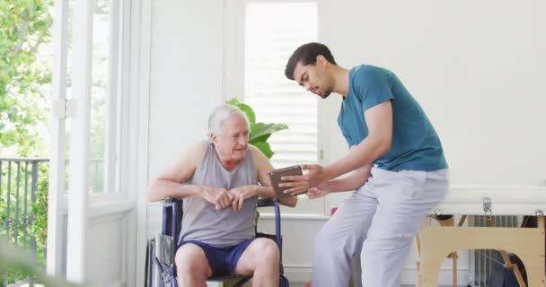 Entraîneur Fitness Masculin Discutant Avec Aîné Handicapé Fauteuil Roulant Dans — Video