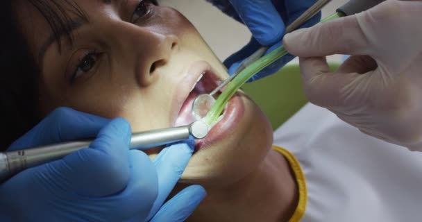 Ruce Mužského Zubaře Stomatologickou Sestrou Vyšetřující Zuby Pacientky Moderní Zubní — Stock video