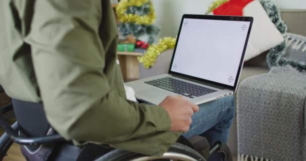 Homme Handicapé Caucasien Assis Fauteuil Roulant Utilisant Ordinateur Portable Noël — Video