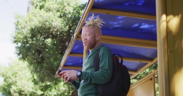 Gedachte Albino Afrikaans Amerikaanse Man Met Dreadlocks Met Behulp Van — Stockvideo