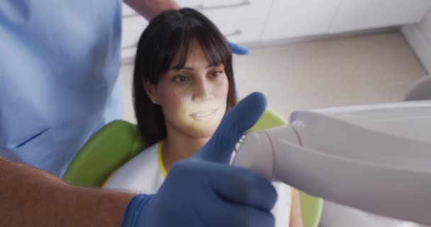 Biały Dentysta Przygotowuje Pacjentkę Krześle Nowoczesnej Klinice Dentystycznej Działalność Zakresie — Wideo stockowe
