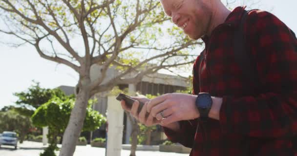 Felice Uomo Afroamericano Albino Con Dreadlocks Utilizzando Smartphone Nomade Digitale — Video Stock