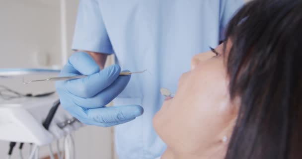 Dentista Masculino Caucasiano Examinando Dentes Paciente Sexo Feminino Clínica Odontológica — Vídeo de Stock