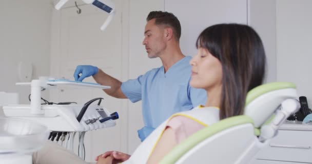 Retrato Paciente Sorridente Sexo Feminino Com Dentista Masculino Caucasiano Clínica — Vídeo de Stock