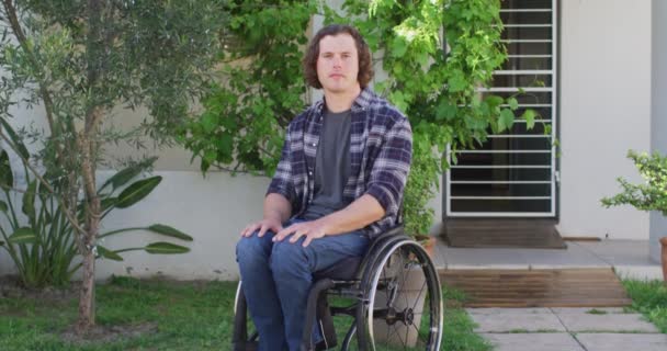 Ritratto Uomo Disabile Caucasico Sorridente Sedia Rotelle Che Guarda Macchina — Video Stock