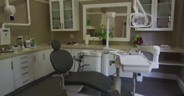 Пустой Интерьер Стоматологической Клиники Черным Стоматологическим Креслом Инструментами Здравоохранение Стоматология — стоковое видео