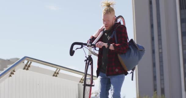 Pensativo Albino Hombre Afroamericano Con Rastas Bajando Escaleras Con Bicicleta — Vídeos de Stock