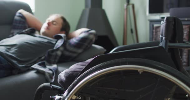 Kafkasyalı Sakat Bir Adam Oturma Odasında Kanepede Yatıyor Fiziksel Engelli — Stok video