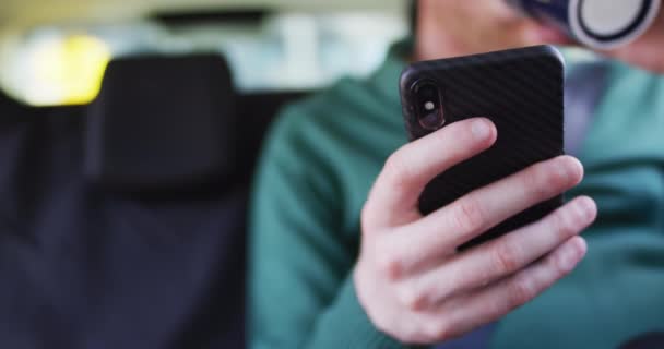 Ένας Αφροαμερικάνος Που Κάθεται Στο Αυτοκίνητο Χρησιμοποιώντας Smartphone Ψηφιακός Νομάδας — Αρχείο Βίντεο