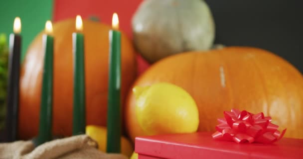 6つのライトキャンドルとハロウィーンのカボチャと野菜の構成 ハロウィーンの伝統とお祝いのコンセプトデジタル生成ビデオ — ストック動画