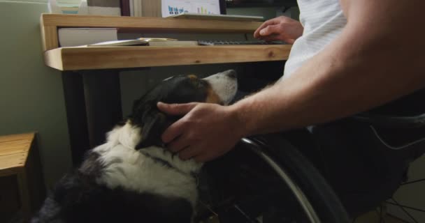 Šťastný Běloch Invalidní Muž Invalidním Vozíku Pomocí Počítače Ložnici Svým — Stock video