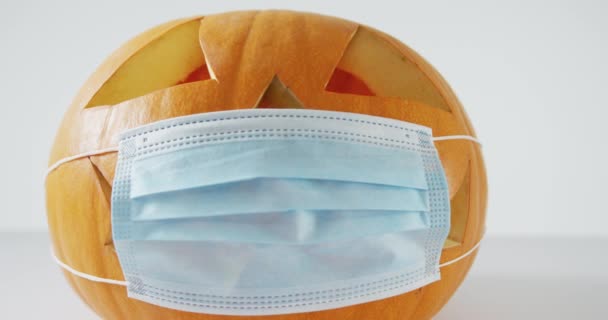 Composition Citrouille Orange Halloween Avec Masque Facial Sur Fond Blanc — Video