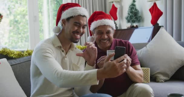 Feliz Hijo Birracial Con Padre Sombreros Santa Haciendo Videollamada Teléfono — Vídeo de stock