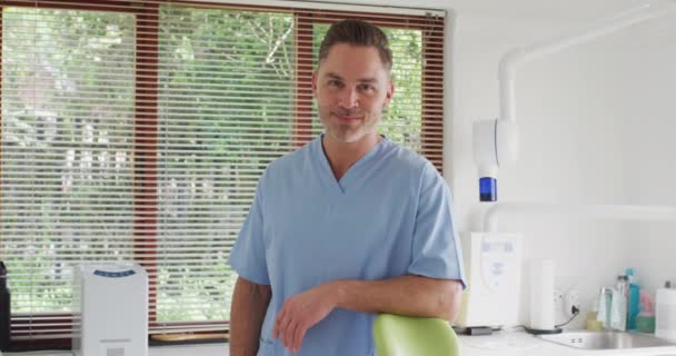 Портрет Усміхненого Чоловіка Стоматолога Який Дивиться Камеру Сучасній Стоматологічній Клініці — стокове відео