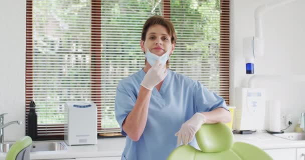 Portrét Usmívající Bělošky Zubní Sestry Obličejovou Maskou Moderní Zubní Klinice — Stock video