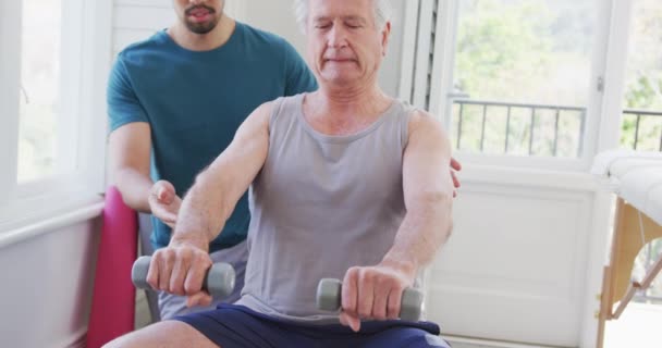Starší Muž Důchodu Cvičí Činkami Porodního Trenéra Fitness Studiu Zdravotní — Stock video