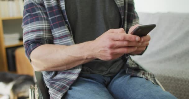 Gelukkig Kaukasische Gehandicapte Man Rolstoel Met Behulp Van Smartphone Woonkamer — Stockvideo