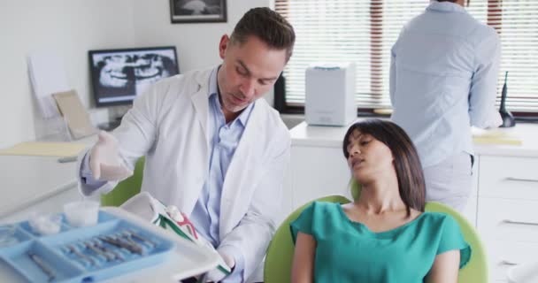 Dentista Masculino Caucasiano Com Enfermeira Dentária Examinando Dentes Paciente Sexo — Vídeo de Stock