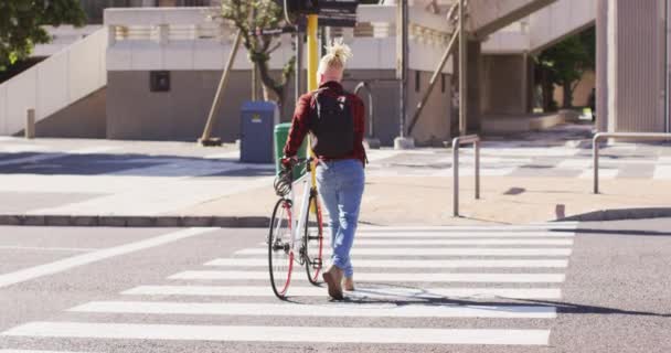 Albino Afro Americano Com Dreadlocks Cruzando Estrada Com Bicicleta Movimento — Vídeo de Stock