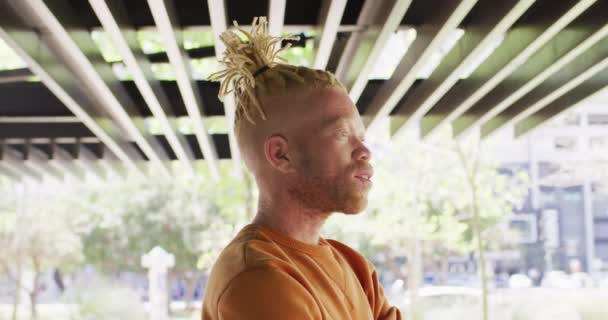 Retrato Del Sonriente Hombre Afroamericano Albino Con Rastas Parque Mirando — Vídeo de stock