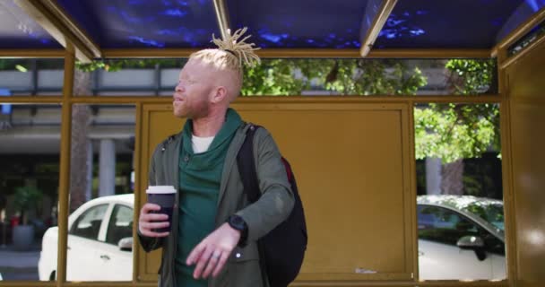 Glad Albino Afrikansk Amerikansk Man Med Dreadlocks Håller Hämtmat Kaffe — Stockvideo