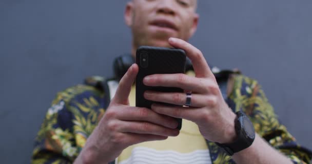 Homem Americano Albino Africano Pensativo Com Dreadlocks Usando Smartphone Nômade — Vídeo de Stock