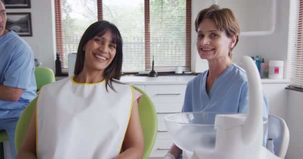 Modern Diş Kliniğinde Gülümseyen Beyaz Kadın Dişçi Hemşire Kadın Hasta — Stok video