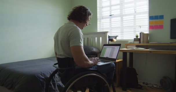 Hombre Caucásico Discapacitado Enfocado Silla Ruedas Usando Portátil Dormitorio Estilo — Vídeo de stock