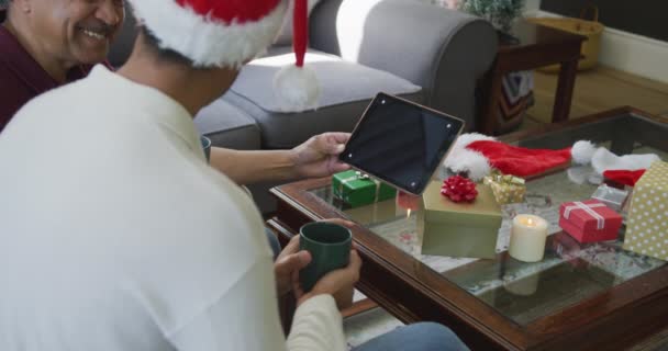 在家里带着复制空间的数字平板电脑上 笑着让父子俩做圣诞视频通话 圣诞节 节日和通信技术 — 图库视频影像