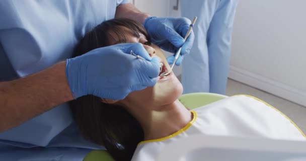 Dentista Masculino Caucasiano Enfermeira Dentária Examinando Dentes Paciente Sexo Feminino — Vídeo de Stock