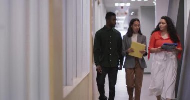 Modern ofiste birlikte çalışan, yürüyen, iş tartışan mutlu iş adamları grubu. iş ve işyeri.