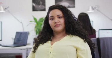 Modern ofiste kameraya bakan melez bir iş kadınının portresi. iş ve işyeri.