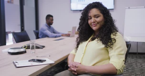 Retrato Sonriente Mujer Negocios Birracial Mirando Cámara Oficina Moderna Negocios — Vídeos de Stock